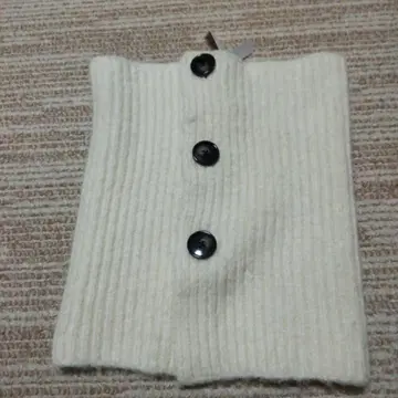 아이보리 넥워머 버튼 포함