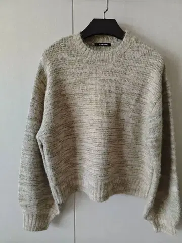 베이지 계열 크루넥 니트 스웨터