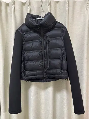 ZARA 크롭 블랙 다운 자켓