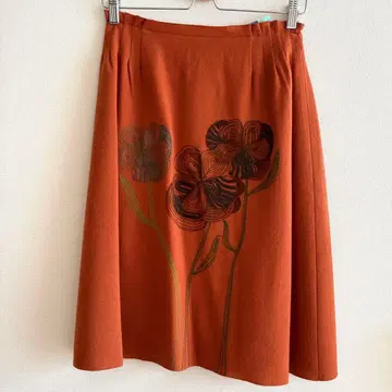 시빌라 플레어 스커트 무릎 기장 울 소재