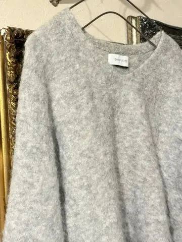 NOBLE 알파카 그레이 V넥 스웨터