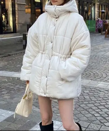화이트 후드 부착 다운 자켓