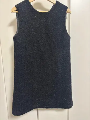 글래머러스 가든 블랙 슬리브리스 원피스