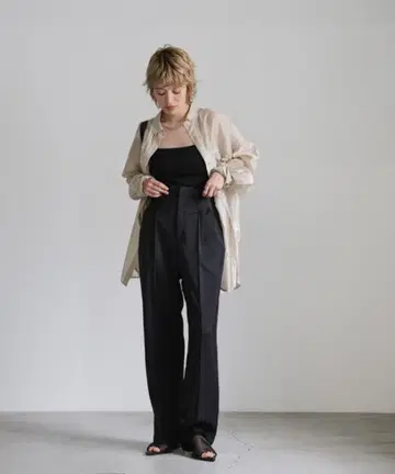 [ 새상품급 ] 하이웨스트 턱 슬랙스 센터 프레스 블랙