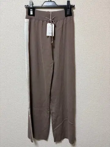 새상품 이번 시즌 blanco. 사이드 라인 니트 팬츠 모카 화이트