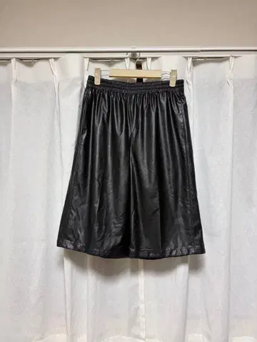 Ballsey 블랙 하프 가죽 팬츠