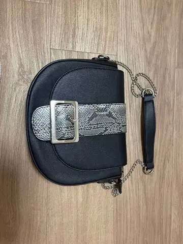 블랙 스네이크 스킨풍 숄더백