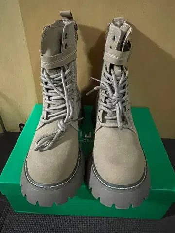 벨트 포함 스웨이드 느낌 레이스업 부츠