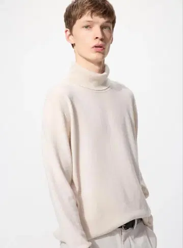 유니클로 캐시미어 터틀넥 스웨터