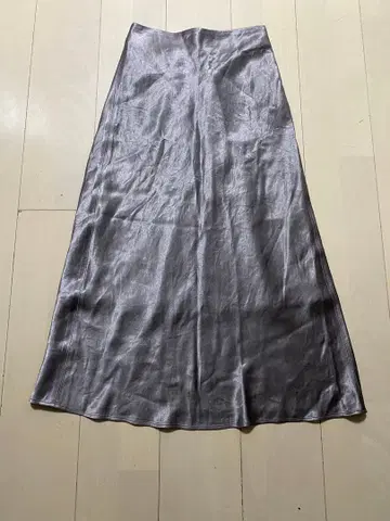 그린 라벨 릴랙싱 실버 새틴풍 롱 스커트