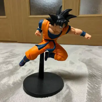 손오공 피규어 점프 중