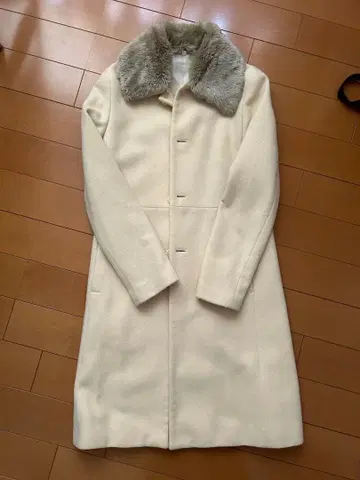 아이보리 퍼 달린 롱 코트