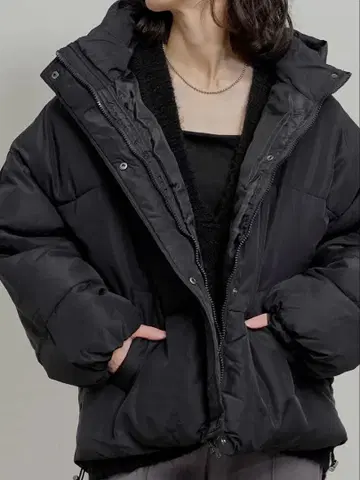 블랙 후드 부착 숏 기장 다운 자켓