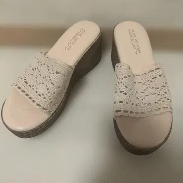 새상품급 레이스 무늬 베이지 웨지힐 샌들 뮬 거의 새상품