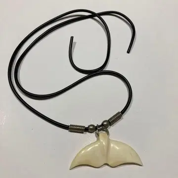 고래 꼬리 목걸이