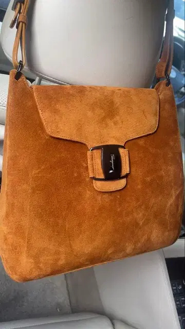 Ferragamo 스웨이드 숄더백 브라운