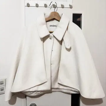 SNIDEL 새상품 미사용 케이프 코트 아이보리 숏 기장 코트 화이트
