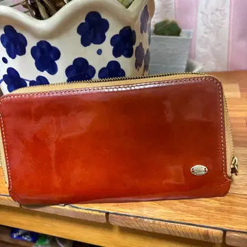 다코타의 장지갑 빨간색 에나멜 라운드 지퍼