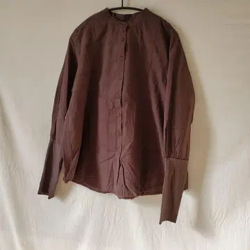 콩제페이에 아두이트리스테스 브라운 노카라 블라우스