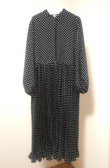 도트 원피스 스탠드 카라 블랙 긴팔