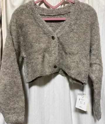 CLOCHE 베이지 크롭 가디건 02