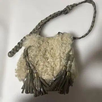 프린지 달린 퍼 숄더백