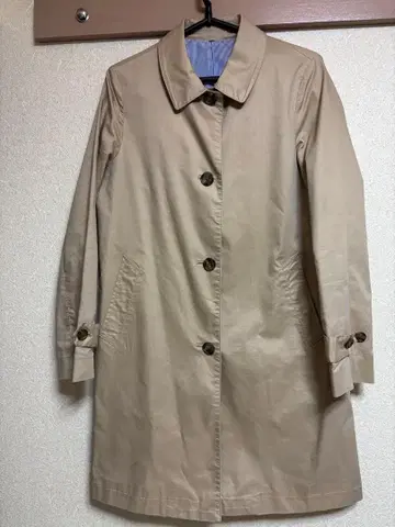 베이지 트렌치코트 버튼 프론트