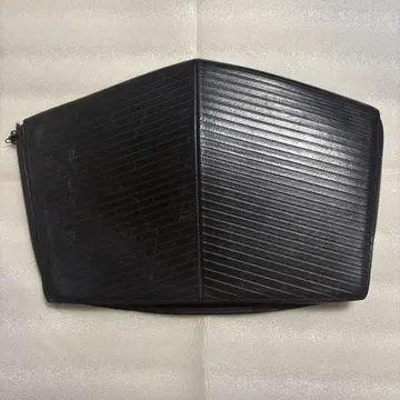 JULIUS 율리우스 디멘셔널 가죽 클러치백