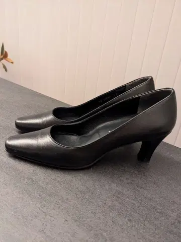 DIANA 블랙 가죽 힐