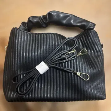 리브 디자인 블랙 숄더백