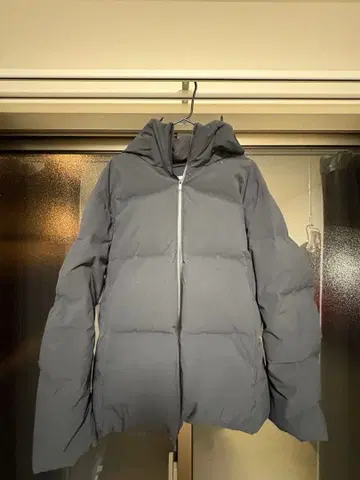 그레이 후드 부착 다운 자켓