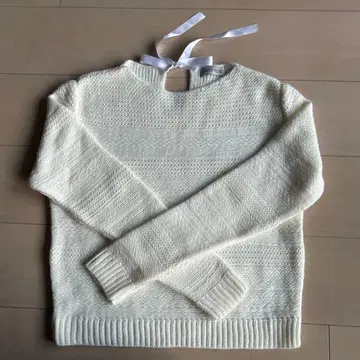 아무아르카프리스 QUINTO PLUTO 리본 화이트 니트 스웨터