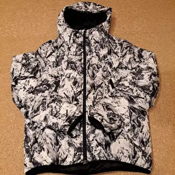 워크맨 점퍼 화이트 블랙 산 패턴