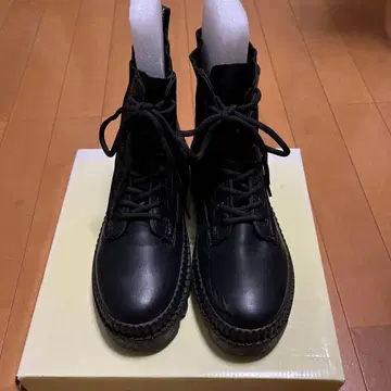 레이스업 통굽 부츠 블랙