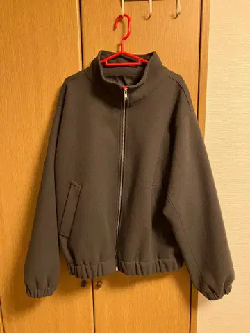 Omar 닮은 다크 그레이 집업 자켓