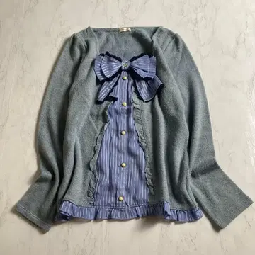 엑시즈팜 스트라이프 패턴 절개 디자인 니트탑 리본 펄