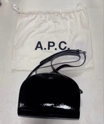 A.P.C. 하프문 숄더백 패턴트 레더 에나멜