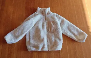 화이트 플리스 자켓 가슴 포켓 부착