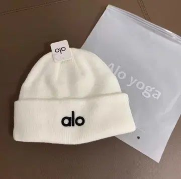 Alo Yoga 화이트 니트 모자
