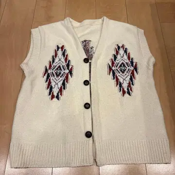 NARU 아이보리 니트 베스트 기하학 패턴