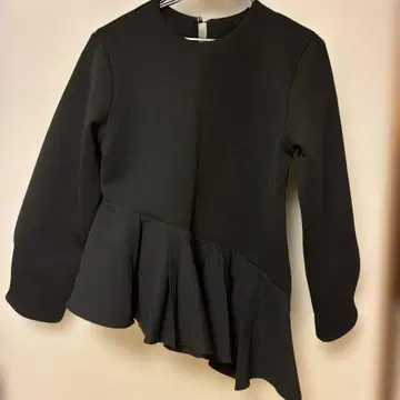 새상품급 블랙 플레어 밑단 긴팔 상의 앤 도트 프릴 노스탤지어