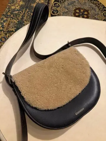 새상품급 GHERARDINI 백, 복슬복슬한 양모, 천연 가죽, 블랙