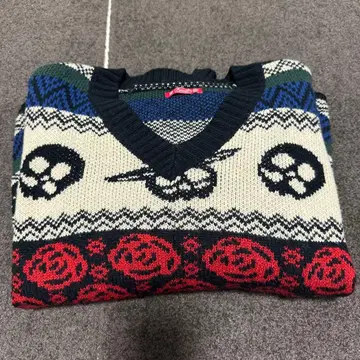 스컬과 장미 무늬 V넥 스웨터 차이하네