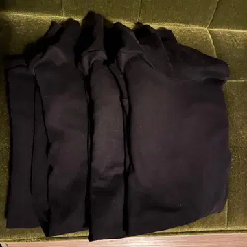 [ 4개 세트 ] 유니클로 소프트 터치 터틀넥 T셔츠