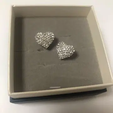 [ 새상품 ] 반짝이는 하트 모양 귀걸이 스와로브스키사제 크리스탈 사용