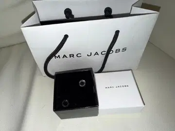 마크 제이콥스 실버 로고 귀걸이