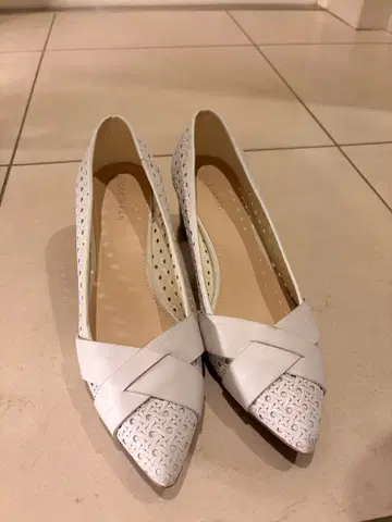 화이트 펌프스 중간 힐 콜한