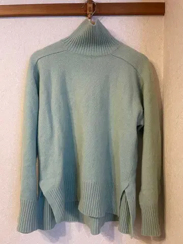 Mila Owen 하이넥 니트