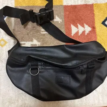 블랙 힙색 합성 피혁