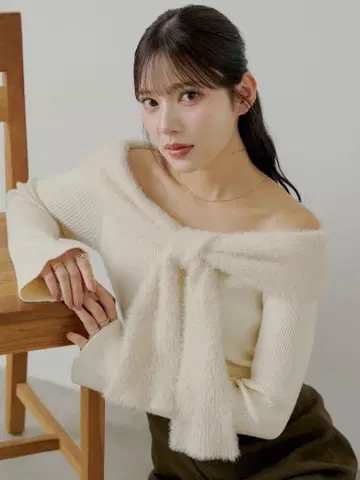 Chico 샤기 리본 오프숄더 니트